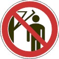 Табличка "Запрещается подходить к элементам оборудования с маховыми движениями бол. амп."