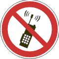 Табличка "Запрещается пользоваться мобильными и сотовыми телефонами или переносными рациями"